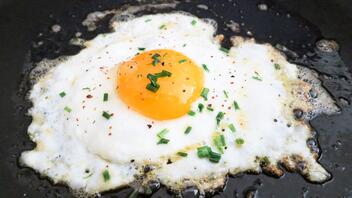 Το έξυπνο κόλπο για τέλεια μαγειρεμένο τηγανητό αυγό χωρίς... τηγάνι!