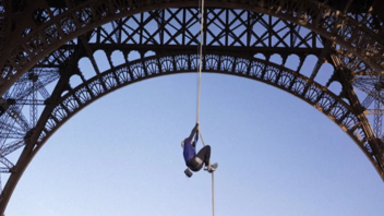 Ρεκόρ αναρρίχησης από Γαλλίδα που ανέβηκε με σκοινί στον Πύργο του Άιφελ