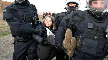  Ολλανδία: Η Γκρέτα Τούνμπεργκ τέθηκε υπό κράτηση δύο φορές σε διαδήλωση στη Χάγη