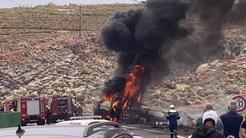 Κάηκε φορτηγό που εξετράπη της πορείας του στην ΕΟ Ηρακλείου-Αγίου Νικολάου
