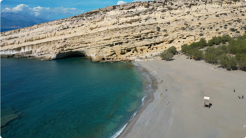 Μάταλα: Η παραλία της Κρήτης που έγινε σύμβολο μιας ολόκληρης εποχής 