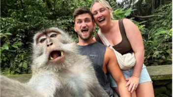 Πίθηκος βγάζει selfie με τουρίστες στο Μπαλί και «ρίχνει» το διαδίκτυο