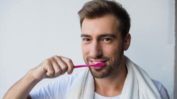 Η επικίνδυνη νόσος που απειλεί όσους αμελούν να βουρτσίζουν τα δόντια τους