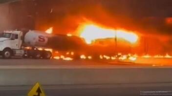 Τρομακτικό τροχαίο κάτω από γέφυρα: Βυτιοφόρο συγκρούστηκε με οχήματα και πήρε φωτιά 