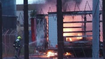 Στις φλόγες φορτηγά στο λιμάνι της Θεσσαλονίκης