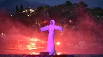Εντυπωσιακές εικόνες από το κάψιμο του Ιούδα στο Τολό Αργολίδας