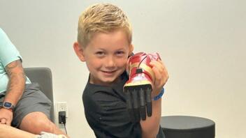 Νέα Υόρκη: 5χρονος γίνεται... υπερήρωας με βιονικό χέρι!
