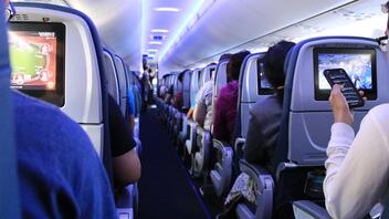 Αεροσυνοδός αποκαλύπτει γιατί δεν είναι καλό να κοιμάστε κατά την απογείωση