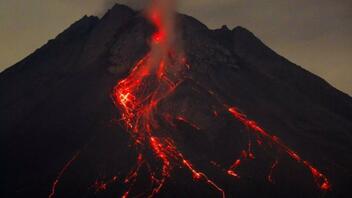 Ισλανδία: Για 2η μέρα το ηφαίστειο στη χερσόνησο Ρέικιανες εκτοξεύει λάβα και εκλύει καπνό