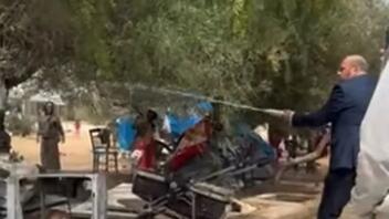 Βίντεο: Δήμαρχος καταβρέχει με μάνικα αντικείμενα Ρομά οικογένειας 