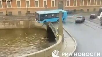 Ρωσία: Τουλάχιστον επτά νεκροί από την πτώση λεωφορείου σε ποταμό 
