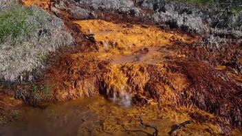Γιατί τα ποτάμια στην Αλάσκα βάφτηκαν πορτοκαλί