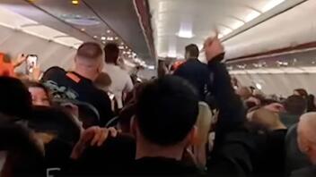 Από το αεροπλάνο ... στην Αστυνομία! - Ζητωκραύγασαν οι επιβάτες για την απομάκρυνση του ζευγαριού