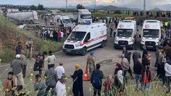 Τραγωδία στην Τουρκία: Οκτώ νεκροί από σύγκρουση βυτιοφόρου και μικρού λεωφορείου