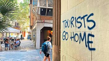Tourist go home: Πού και πώς οι τουρίστες έγιναν ανεπιθύμητοι