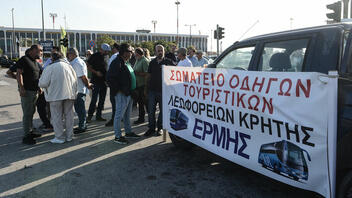 Με τους απεργούς οδηγούς τουριστικών λεωφορείων Κρήτης ο Δημήτρης Κουτσούμπας
