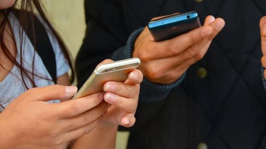Συνεχίζουν τις απάτες με τα sms - Τι πρέπει να προσέξετε