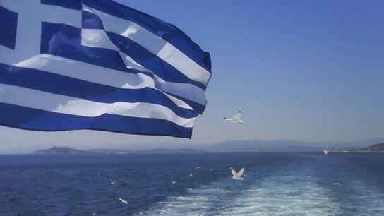 Ανέβασε την ελληνική σημαία και δέχτηκε επίθεση!