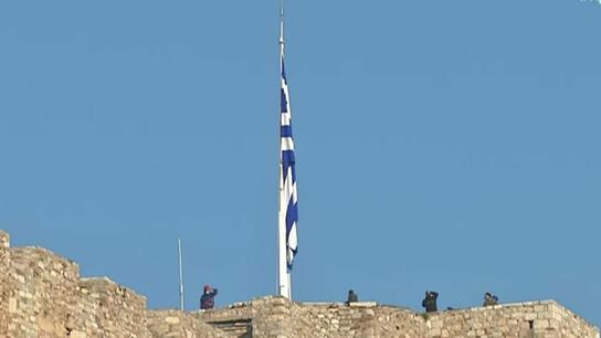 Τελετή έπαρσης της σημαίας στον Ιερό Βράχο της Ακρόπολης