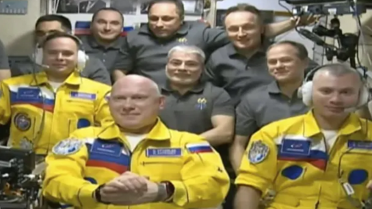 Τρεις Ρώσοι κοσμοναύτες έφτασαν στον ISS φορώντας κίτρινα