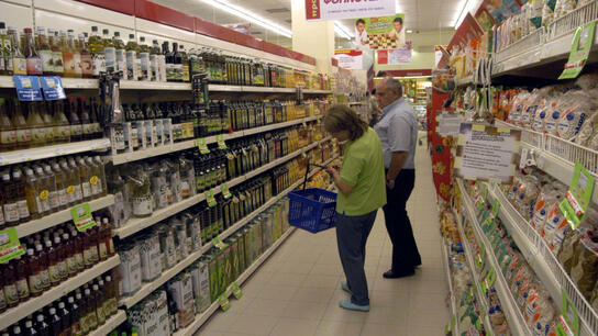 Οι καταναλωτές περιορίζουν τις αγορές σε ένδυση-υπόδηση και σούπερ μαρκετ