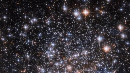 Εντυπωσιακή εικόνα από μυστηριώδες σφαιρωτό αστρικό σμήνος 
