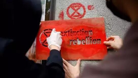 Ακτιβιστές για το κλίμα κόλλησαν τα χέρια τους στην είσοδο του ΔΝΤ