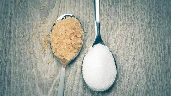 Λευκή VS καστανής ζάχαρης: Ποιες οι διαφορές