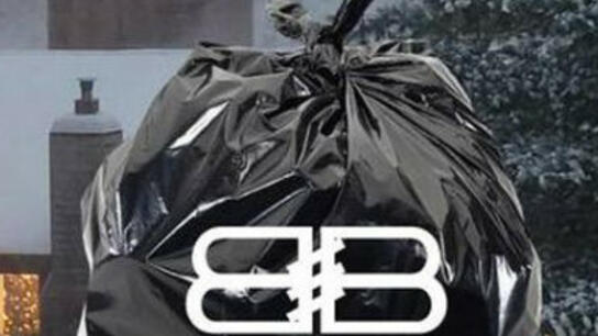 Η νέα τσάντα του οίκου Balenciaga μοιάζει με σακούλα σκουπιδιών και είναι πανάκριβη