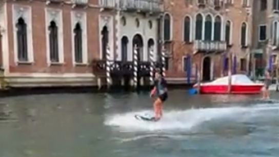 Έκαναν... surfboard στα κανάλια της Βενετίας και ο δήμαρχος τους επικήρυξε 
