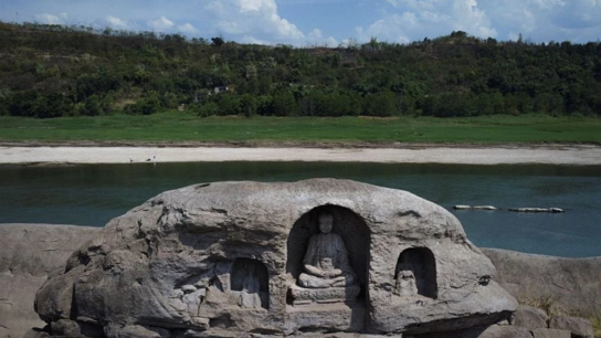 Κίνα: Ένα νησάκι και τρία βουδιστικά αγάλματα εμφανίστηκαν στον ποταμό Γιανγκτσέ