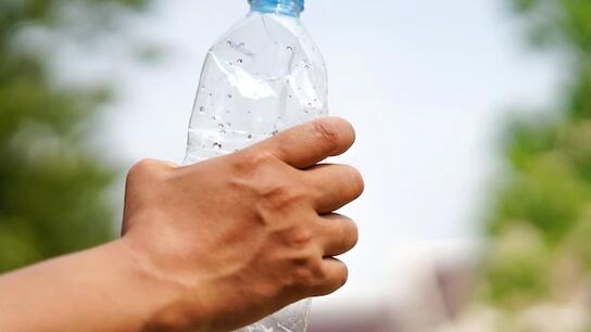 Μπουκάλι με ύποπτο υγρό στον αυλόγυρο δημοτικού στο Ηράκλειο, σήμανε "συναγερμό"!