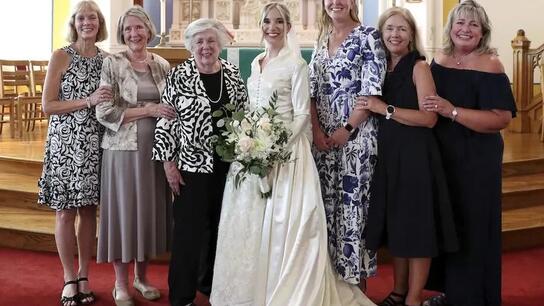 Οι νύφες μιας οικογένειας παντρεύονται εδώ και 72 χρόνια με το ίδιο κλασικό σατέν φόρεμα