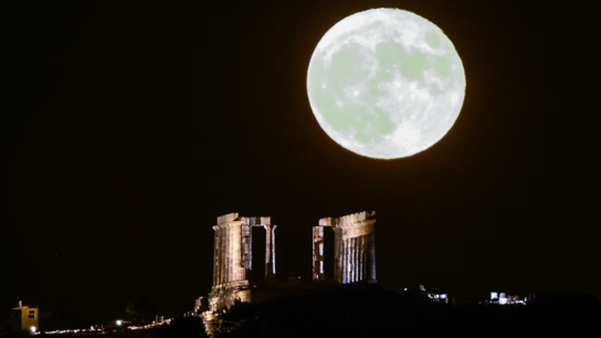 Μάγεψε το «Φεγγάρι του Οξύρρυγχου» - Εντυπωσιακές εικόνες από την Αυγουστιάτικη πανσέληνο