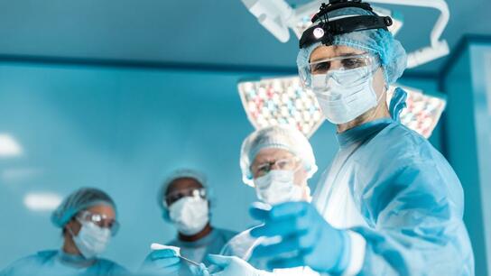 Στα λόγια τα δωρεάν απογευματινά χειρουργεία – Πώς και ποιοι χειρουργούνται απόγευμα