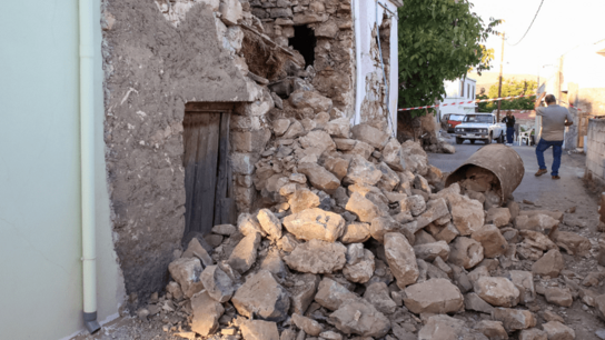Συνεχίζονται οι κατεδαφίσεις επικινδύνως ετοιμόρροπων κτιρίων στο Δήμο Μινώα