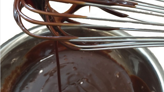 Γκανάς σοκολάτας με ανθό αλατιού και ελαιόλαδο