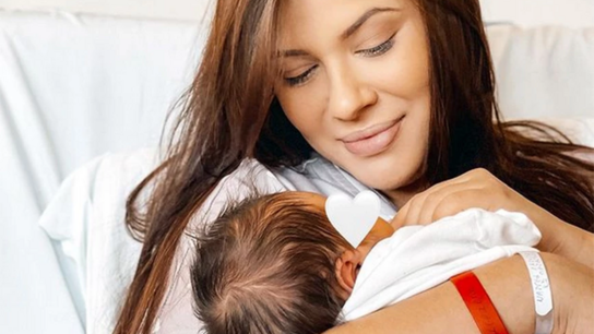Λάουρα Νάργες: Η πρώτη φωτογραφία με τον νεογέννητο γιο της