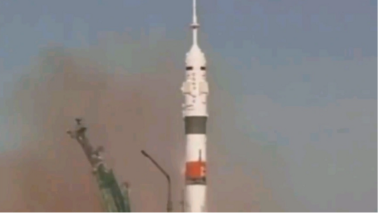 Στον Διεθνή Διαστημικό Σταθμό ο πύραυλος Σογιούζ με πλήρωμα έναν Αμερικανό και δύο Ρώσους 