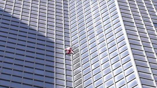 Ο «Γάλλος Spiderman» έγινε 60 ετών και σκαρφάλωσε σε ουρανοξύστη 187 μέτρων
