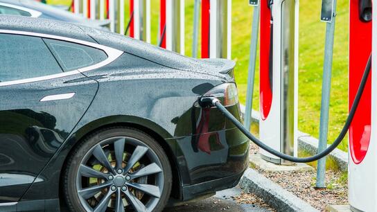 Ψάχνετε σημείο φόρτισης για το ηλεκτρικό σας όχημα; Η νέα εφαρμογή «Recharge» έχει απάντηση!