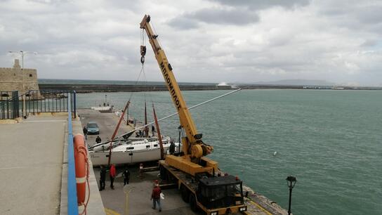 Ολοκληρώθηκε η ανέλκυση του ιστιοπλοϊκού που βυθίστηκε στο λιμάνι