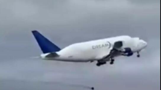 Βίντεο που κόβει την ανάσα: Γιγαντιαίο αεροσκάφος χάνει τροχό την ώρα της απογείωσης