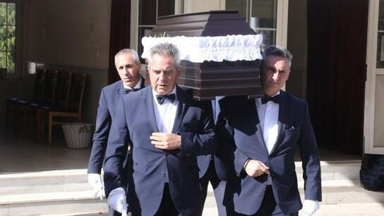 «Ξέχασαν» τη Μίνα Αδαμάκη – Ελάχιστοι ηθοποιοί στην κηδεία της 