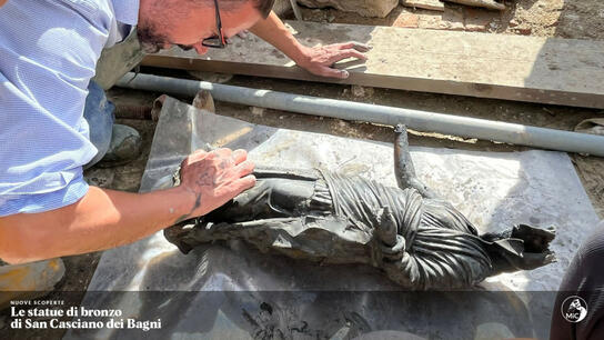 Είκοσι τέσσερα μπρούντζινα ρωμαϊκά και ετρουσκικά αγάλματα ανακαλύφθηκαν στην Τοσκάνη