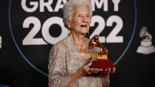 Η 95χρονη Άνχελα Άλβαρες μιλάει για το βραβείο της ως πρωτοεμφανιζόμενη καλλιτέχνιδα