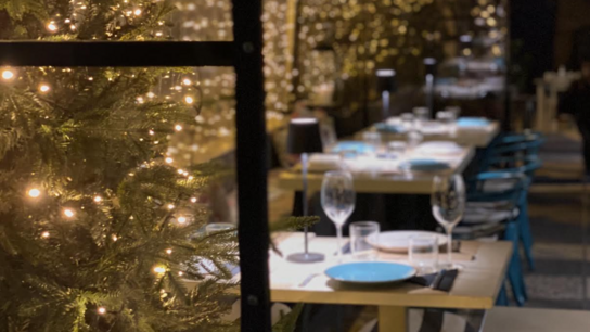 Γαστριμαργικές απολαύσεις στο εστιατόριο με τον εντυπωσιακότερο γιορτινό διάκοσμο της πόλης