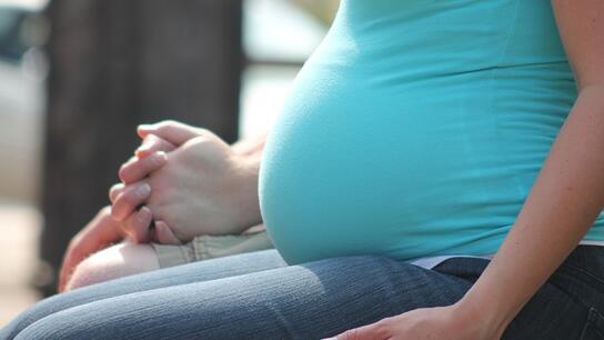 Εγκυμοσύνη: Πέντε τρόποι για να ξεκουράσεις τα πόδια σου