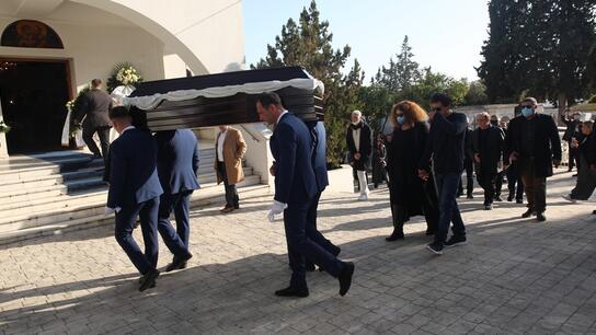 Ερρίκος Ανδρέου: Απούσα η Νόρα Βαλσάμη από την κηδεία του