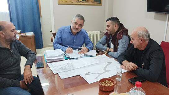 Έπεσαν οι υπογραφές για σημαντικά έργα ανάπλασης σε οικισμούς του Δήμου Οροπεδίου 